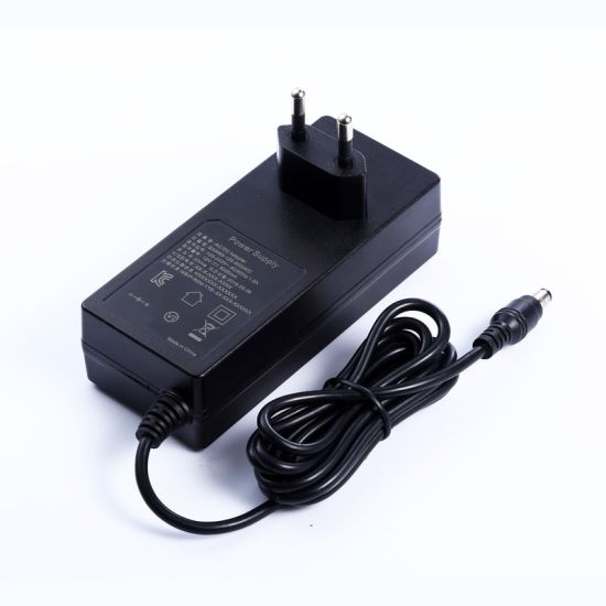 Nuevos productos Adaptador de enchufe intercambiable EU / US / UK / AU / CN Estándar 12V 5A 65W Fuente de alimentación
